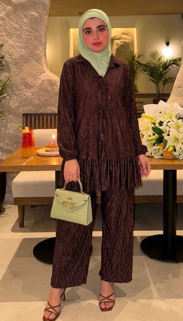 Ensemble plissé avec pantalon marron – Image 3