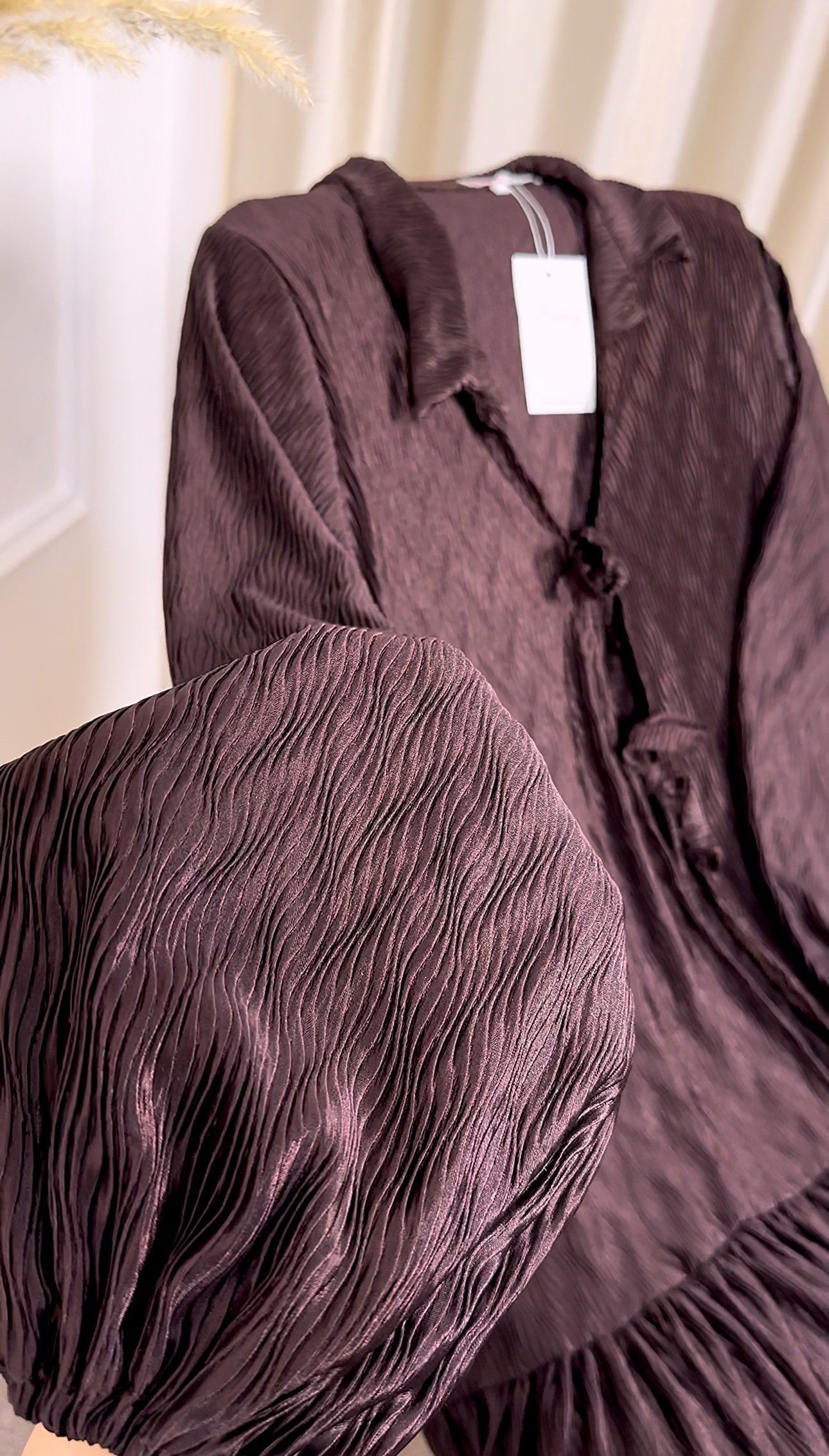 Ensemble plissé avec pantalon marron – Image 2