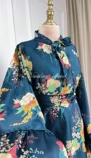 Robe satinée fleurie