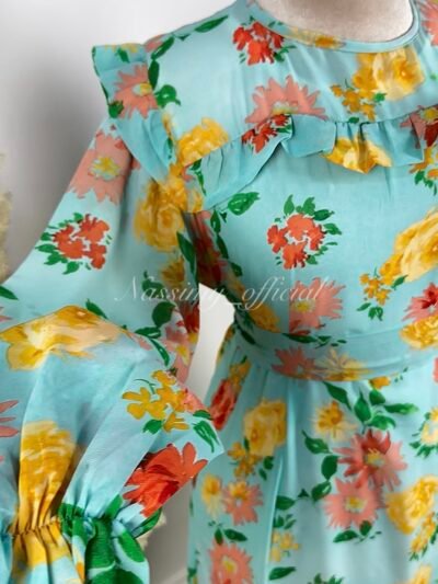 Robe en mousseline fleurie avec doublure sans manches