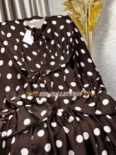 Robe marron satinée cloche