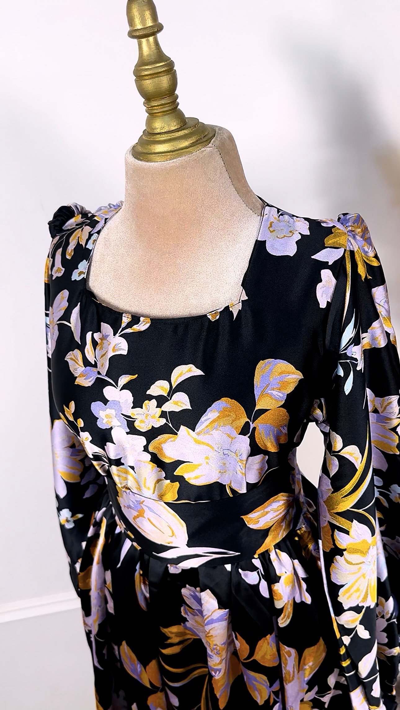 Robe cloche satinée fleurie – Image 5