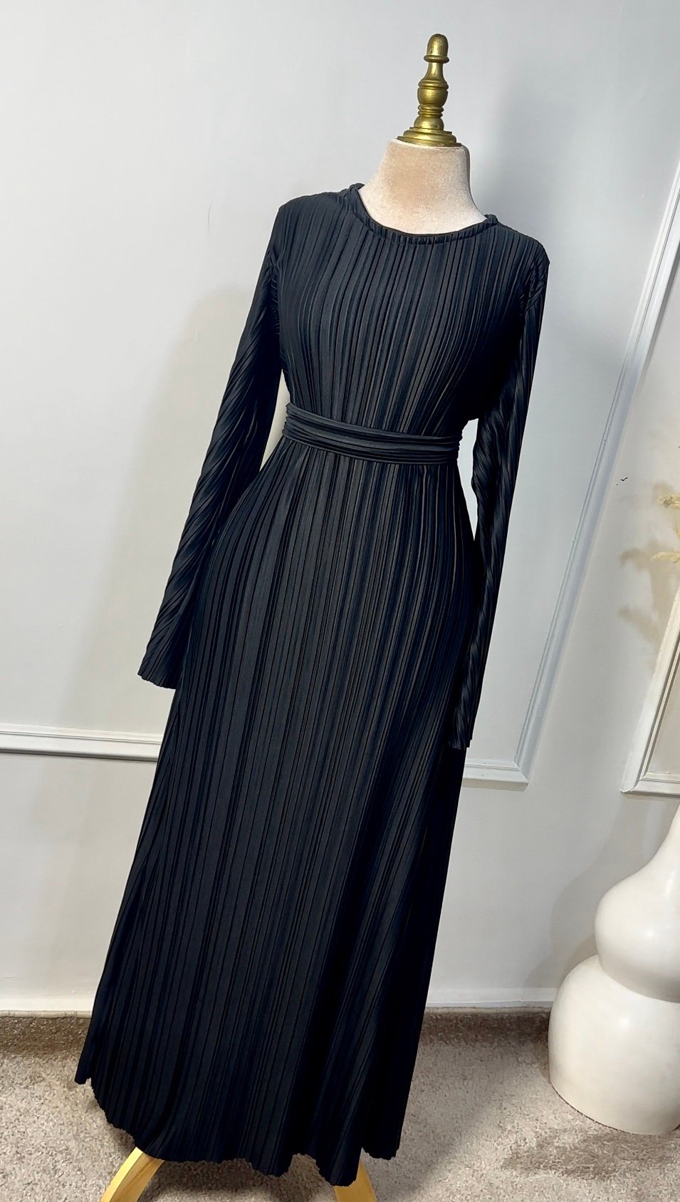 Robe noir en maille plissé – Image 3