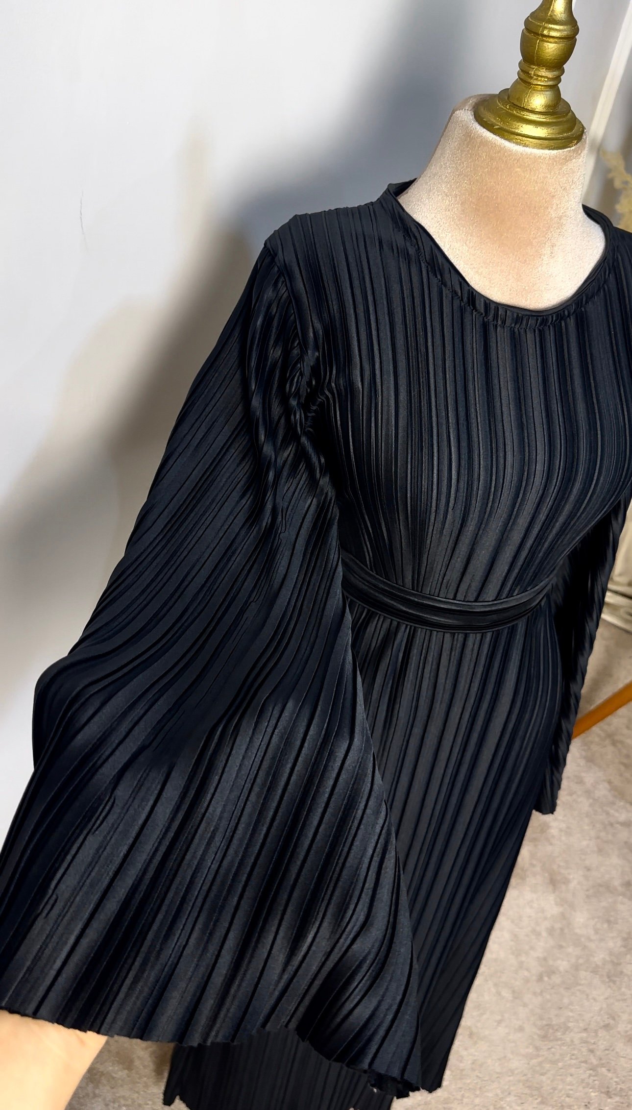 Robe noir en maille plissé – Image 2